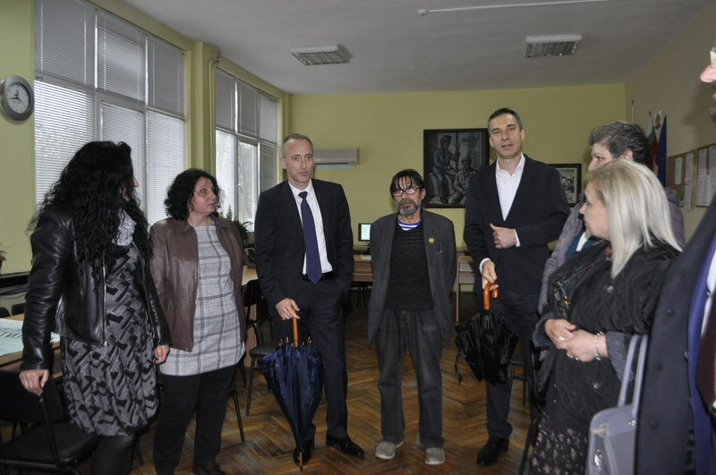 Министър Вълчев и кметът Николов разгледаха реконструираните кабинети и спортна площадка на ПГСАГ „Кольо Фичето