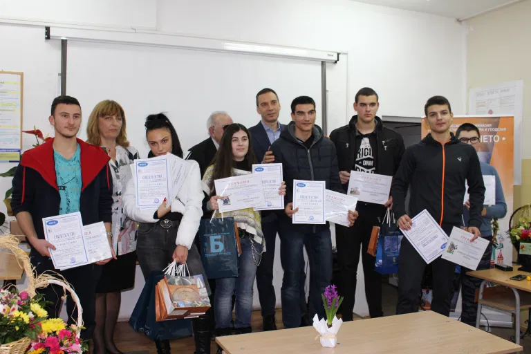 Кметът на Бургас Димитър Николов награди най-добрите млади строители и цветари