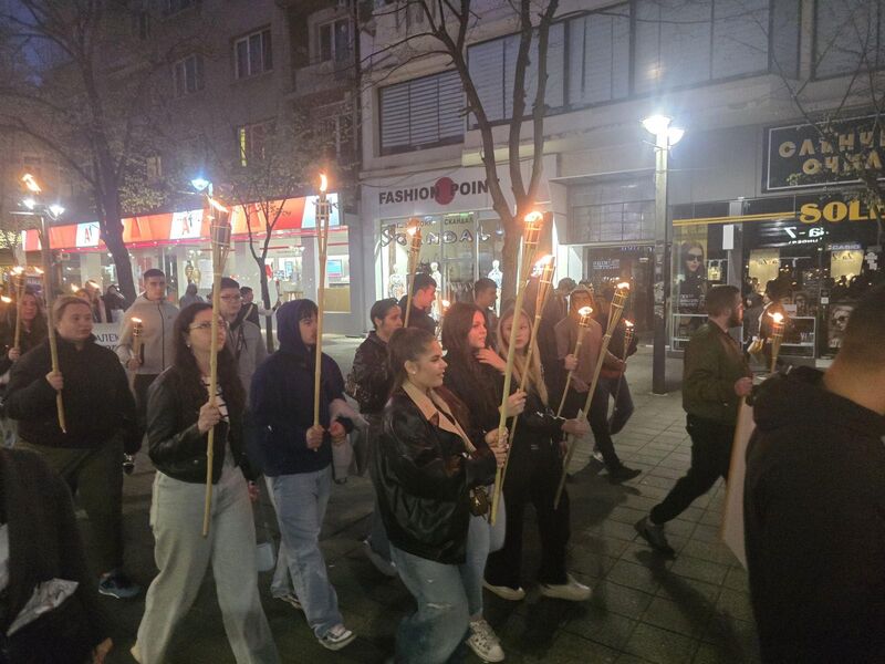 Ученици от ПГСАГ се включиха във факелното шествие по повод 150 години Априлско въстание