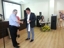 Директорът на гимназията Веселин Пъйнев връчи почетен знак на народния представител Костадин Марков. 