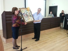 Зам.-кметът по образование г-жа Йорданка Ананиева подари красива картина. 