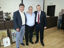 Депутатът Костадин Марков и областният управител Вълчо Чолаков с директора на гимназията Веселин Пъйнев (в средата). И двамата са бивши ученици. 